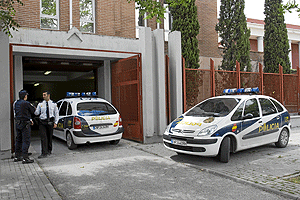 Dos patrullas de la Polica Nacional, ante los juzgados de Coslada. (Foto: Sergio Enriquez)