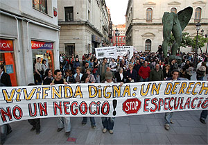 Manifestacin por una vivienda digna en Sevilla. (Foto: J. Morn)