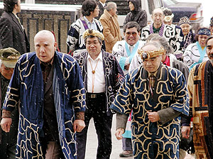 Varios aïnous, en una ceremonia típica. (Foto: AFP)