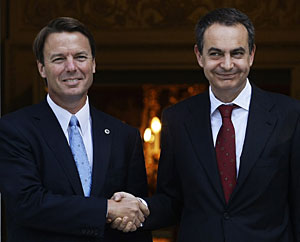 Zapatero y Edwards, en La Moncloa. (Foto: Reuters)