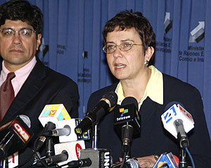 La ministra de Exteriores de Ecuador durante el anuncio. (Foto: EFE)
