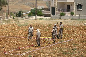 Uno de los dos equipos de desminado financiados por Espaa examina un terreno en la localidad de Tebnin, al sur del Lbano.