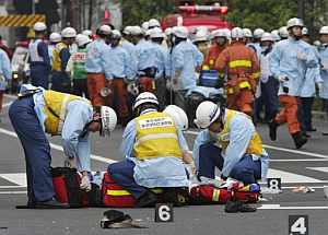 Los servicios de emergencia atienden a heridos en Akihabara, en tokio. (Foto: AP)