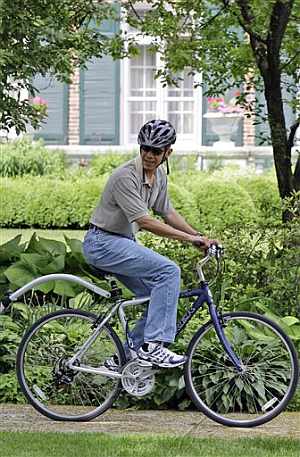 Obama monta en bicicleta este domingo. (Foto: AP)