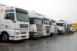 Camiones en huelga estacionados en un polgono industrial valenciano. (Foto: El Mundo)