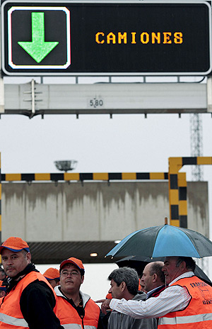 Piquetes informativos de camioneros autnomos aguardan en la entrada sur al puerto de Valencia. (Foto: EFE)