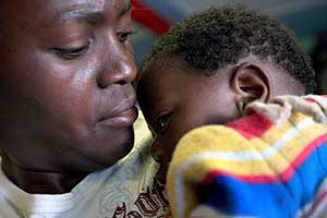 Una refugiada de Zimbabue junto a su hijo, en Surafrica. (Foto: EFE)