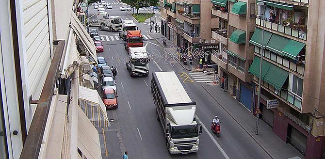 Foto remitida por la lectora de los camiones atravesando el centro de Alicante.
