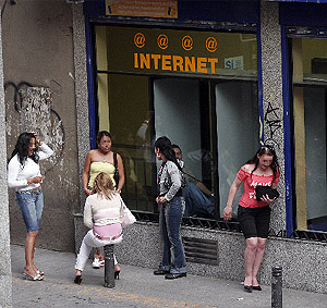 Varias prostitutas, en la calle Montera. (EL MUNDO)