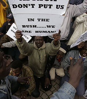 Extranjeros protestan en Sudfrica contra la violencia xenfoba. (Foto: AP)
