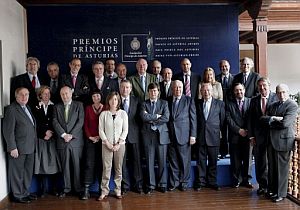 Los miembros del jurado que fallará en Oviedo el premio Príncipe de Asturias de Comunicación y Humanidades. (Foto: EFE)