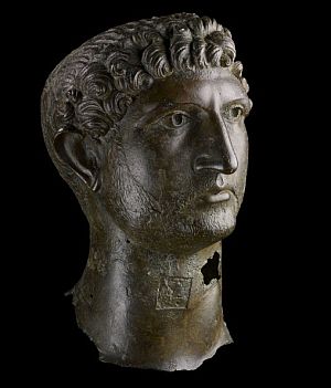Cabeza en bronce del emperador Adriano descubierta en el Tmesis en 1834. (Foto: EFE)