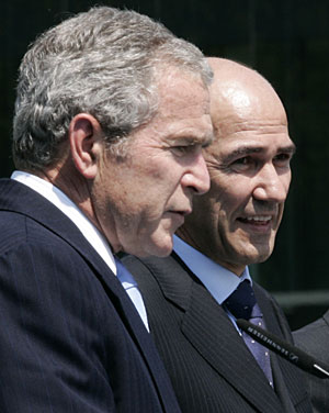Bush, junto a su homlogo europeo, Janez Jansa. (Foto: AP)