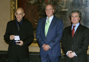 El Rey posa junto al Ministro de Cultura y al artista Cildo Meireles ante un cuadro de Velzquez. (Foto: EFE).