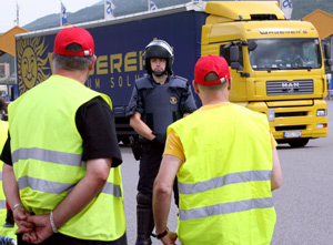 La polica ha custodiado el paso de camiones. (Foto: AFP)