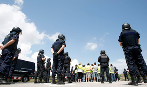 Los Mossos han actuado contra los huelguistas que queran cortar la C-33- (Foto: Reuters)