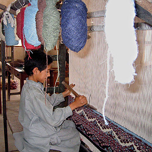 Un nio trabajando en un telar de Pakistn. (Foto: EFE)