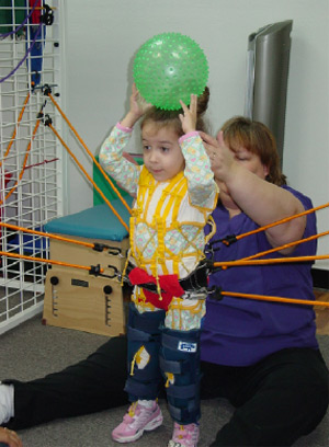 El traje 'TheraSuit' ayuda a mantener la postura vertical correcta del cuerpo. (Foto: Pediatrics Plus Therapy Services).