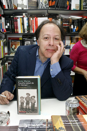 Javier Marias con su libro 'Aquella mitad de mi tiempo', en la Feria del Libro. (Foto: EFE)