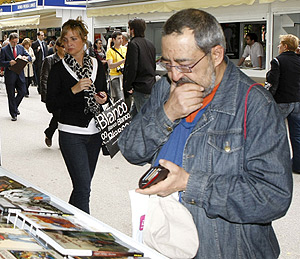 Un visitante en una de las casetas de la Feria del Libro. (Foto: EFE)