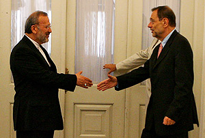 Solana es recibido por el ministro de Exteriores iran, Manouchelr Motakki. (Foto: AFP)