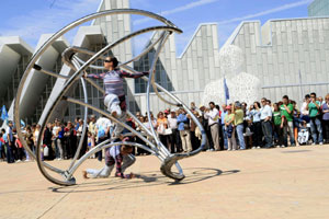 Espectculo del Circo del Sol en el recinto de la Expo, en el primer da de su apertura al pblico. (Foto: EFE)