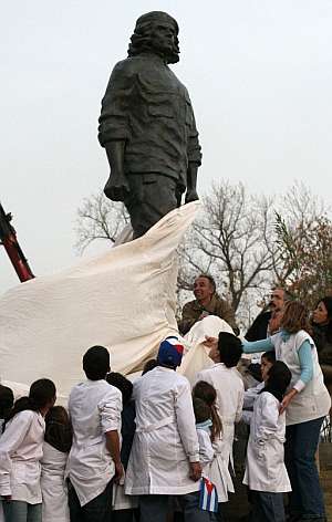 Vista de la escultura del guerrillero argentino-cubano Ernesto 'Che' Guevara. (Foto: EFE)