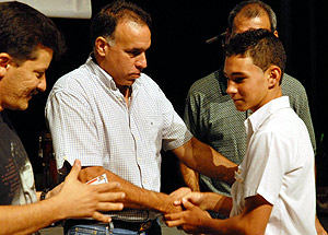El "balserito" cubano Elin Gonzlez (d) recibe el carn de miembro de la Unin de Jvenes Comunistas de Cuba. (Foto:EFE)