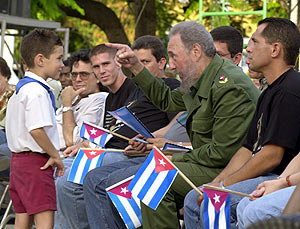 El 'balserito' en 2001 con Fidel Castro. (Foto: AP)
