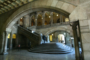 Las enormes escalinatas del centro del edificio. (Foto: Antonio Moreno)