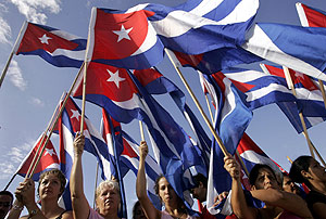 Decenas de cubanos celebrando el 80 aniversario del Che. (Foto: REUTERS)