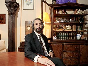 Ilia Galn, profesor de la Carlos III y conocido masn, posa en su casa en el centro de Madrid. (Foto: scar Monzn)