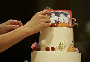 Imagen de la tarta de boda de la pareja de lesbianas recin casadas, con una foto que atestigua su larga historia de amor. (Foto: AP)