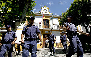 Agentes de la policia registran el Ayuntamiento. (Foto: EFE)