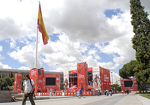 El montaje de Cuatro en la plaza de Coln, Madrid. (Foto: Bernardo Daz)