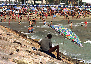 La playa de El Postiguet de Alicante durante agosto. (Foto: EL MUNDO)