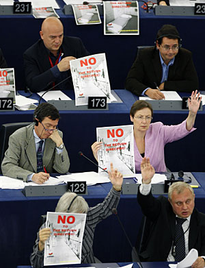 Europarlamentarios de izquierda votan en contra de la directiva. (Foto: Vincent Kessler | REUTERS)