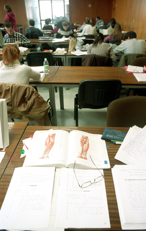 Estudiantes de Medicina en la biblioteca de su facultad. (Foto: Antonio Heredia).