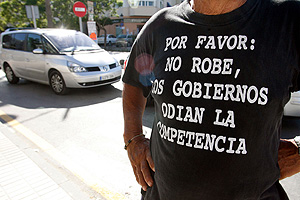 Un hombre con una camiseta contra la corrupcin, a las puertas de los juzgados de Estepona. (Foto: Antonio Pastor)