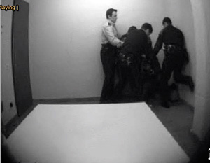 Fotograma de la paliza al detenido grabada por una cmara en la comisara de Les Corts. (EL MUNDO)