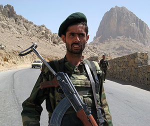 Un polica afgano, en un puesto de control entre Kandahar y el distrito de Arghndab. (Foto: AP)