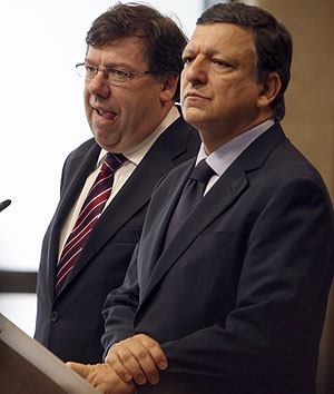Cowen y Barroso, en una rueda de prensa conjunta en Bruselas. (Foto: AP)
