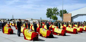 Los ataudes con los fallecidos del Yak, a su regreso. (Foto: EFE)