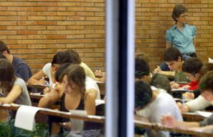 Una docente supervisa los exmenes de selectividad en la Universitat de Barcelona. (Foto: Domnec Umbert)