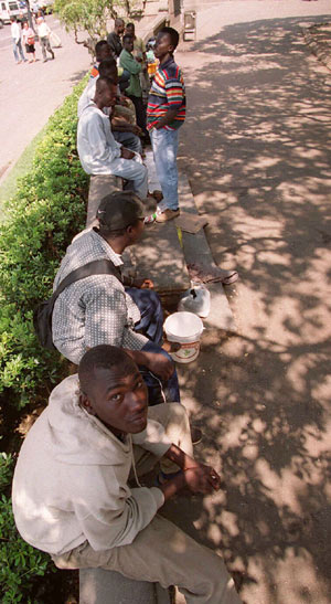 Un grupo de inmigrantes africanos en un parque. (Foto: Jorge Moreno).