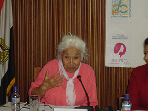 Nawal al Saadawi durante su intervención. (Foto: Mujeres para el Diálogo y la Educación)