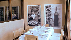 Una fotografa del chef cataln preside el comedor interior de Hacienda Abascal.