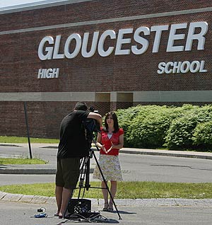 Una periodista informa del escndalo del instituto de Gloucester. (Foto: AP)