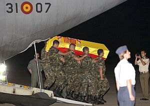 El fretro de uno de los muertos en accidente de helicptero en Bosnia, a su llegada esta noche a Torrejn de Ardoz. (Foto: EFE)
