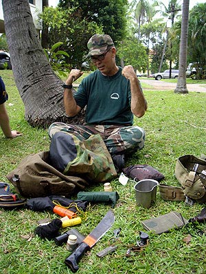 El militar retirado Luis Puleyo, rodeado de sus tiles de supervivencia en la selva. (Foto: P.R.)
